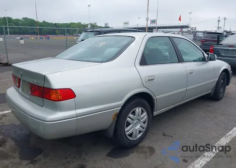 2001 Toyota Camry Le z USA, uszkodzony, nr VIN 4T1BG22K41U847401